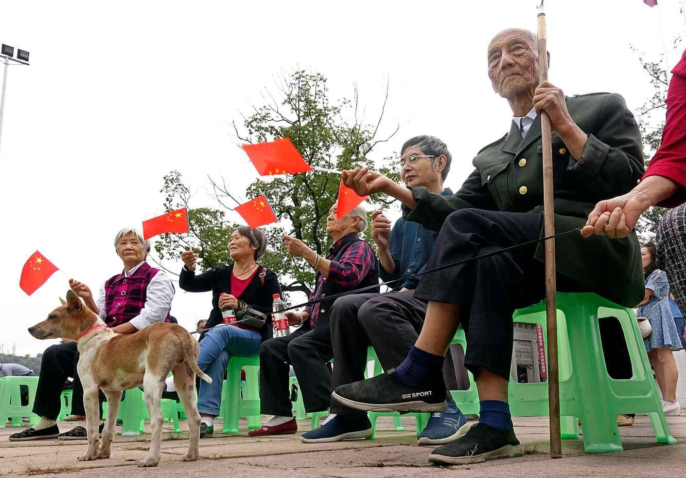 矿泉水的设计越来越多样，价格却越来越难猜，年轻人愿意为此买单吗？游戏画面